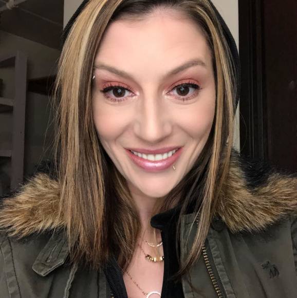 Meet your Posher, Jennifer - Picture 1 of 1